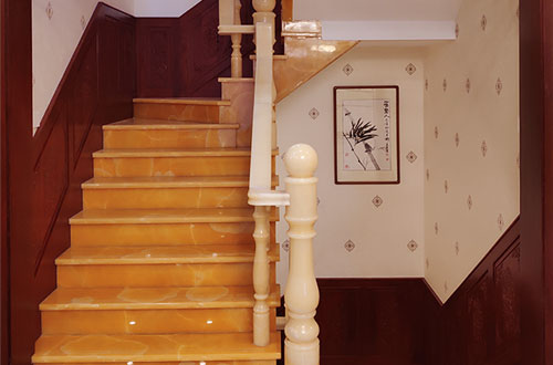 延津中式别墅室内汉白玉石楼梯的定制安装装饰效果